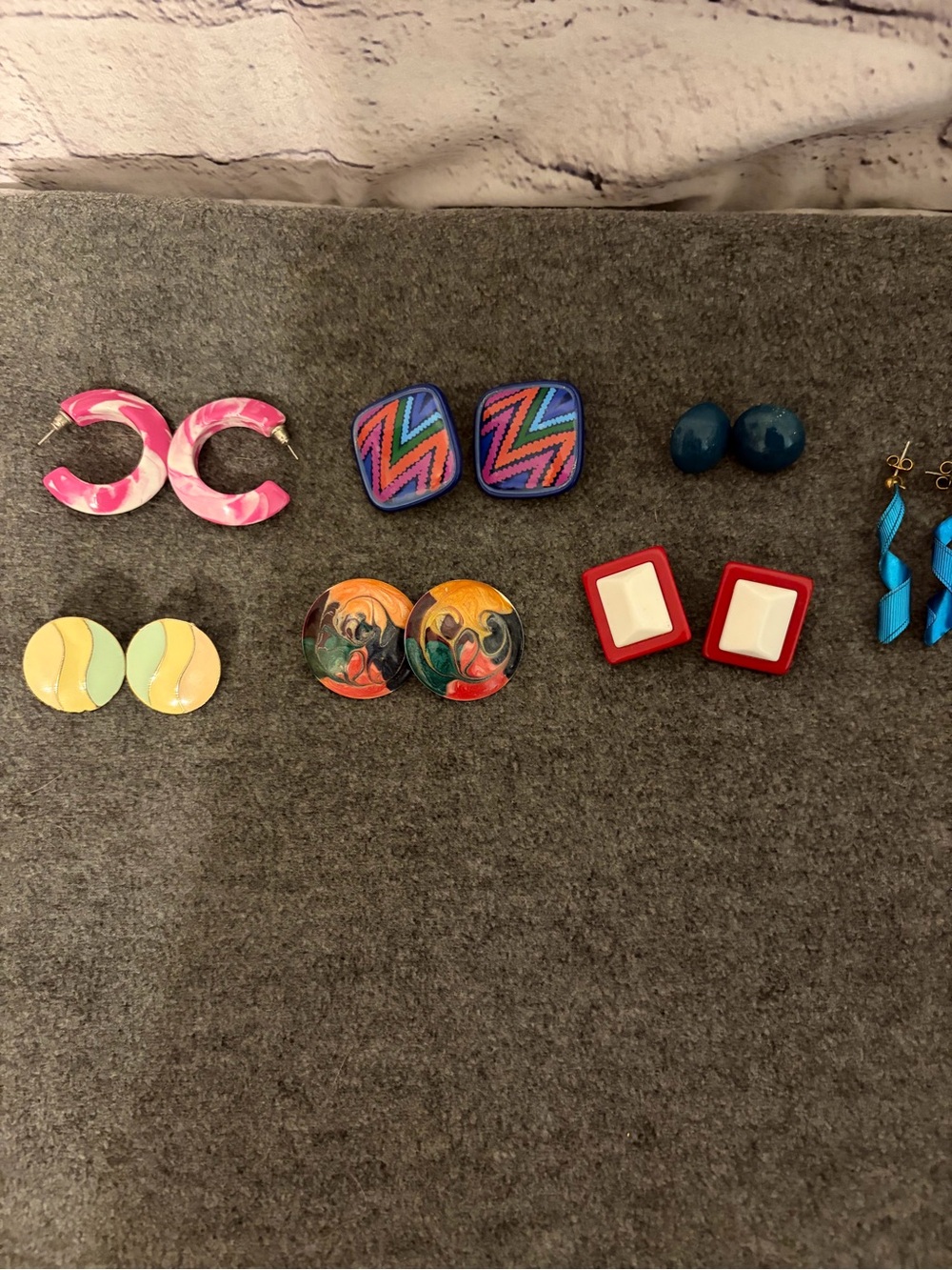 Lot of 7 80’s earrings